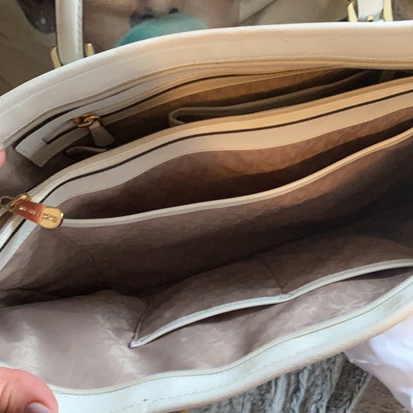 Michael Kors bag comes with duster bag. - Picture 3 of 3